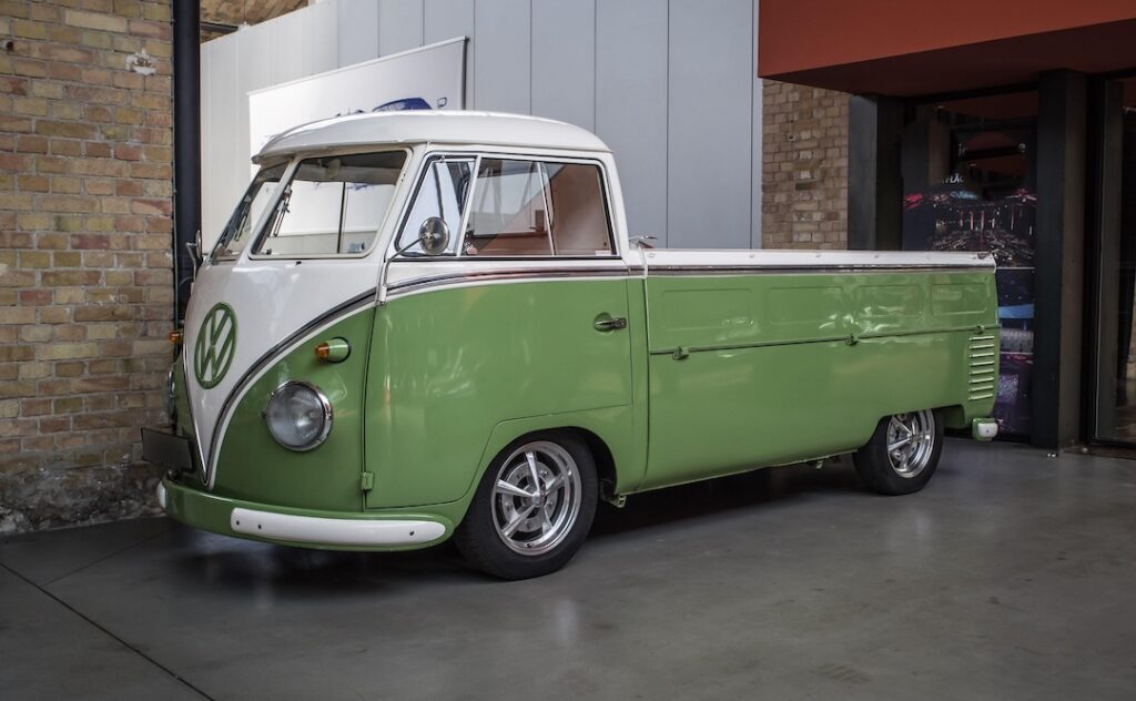 Volkswagen Transporter T1 pick-up verde-alb expus într-un spațiu interior