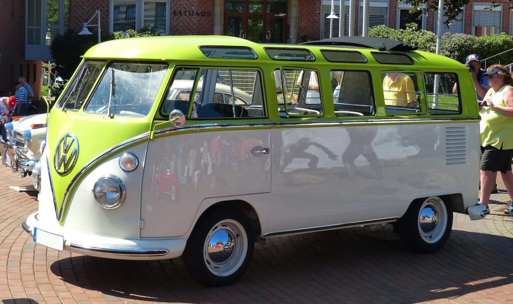 Volkswagen Transporter T1 Samba verde-alb, cu geamuri panoramice pe plafon