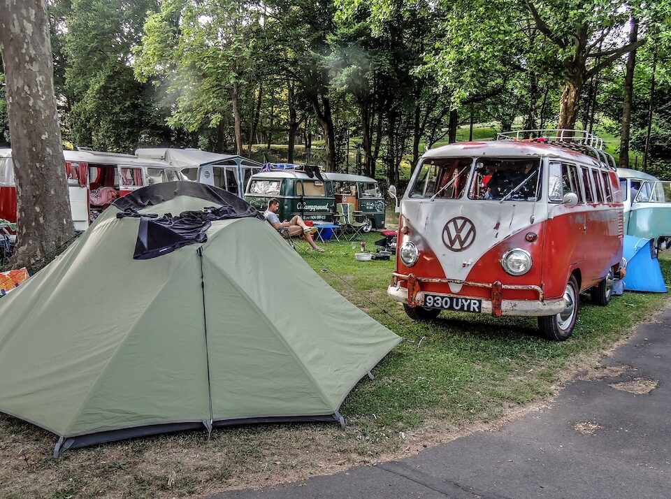 Volkswagen Transporter T1 roșu-alb într-un camping
