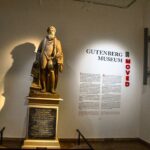 Statuia lui Johannes Gutenberg la Gutenberg Museum din Mainz