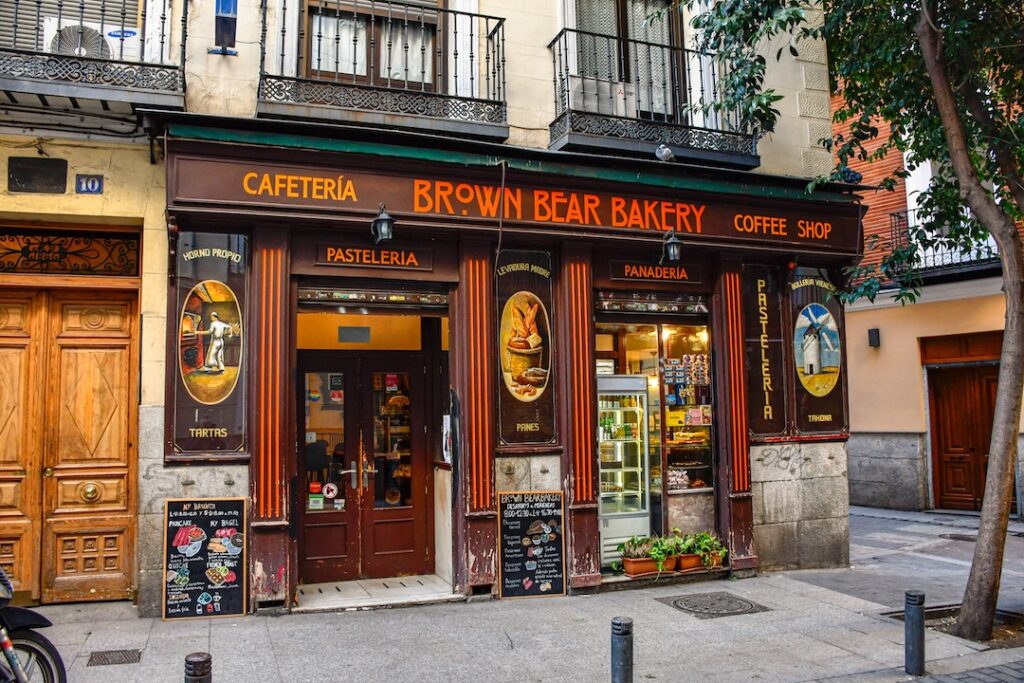 Cafenea și patiserie pe o stradă din Madrid, într-un cartier cu atmosferă locală