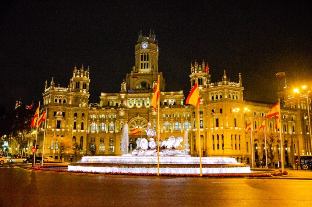 Palacio de Cibeles din Madrid noaptea, luminat spectaculos, cu Fântâna Cibeles în prim-plan