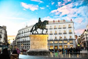 Puerta del Sol din Madrid, cu statuia ecvestră a regelui Carlos al III-lea