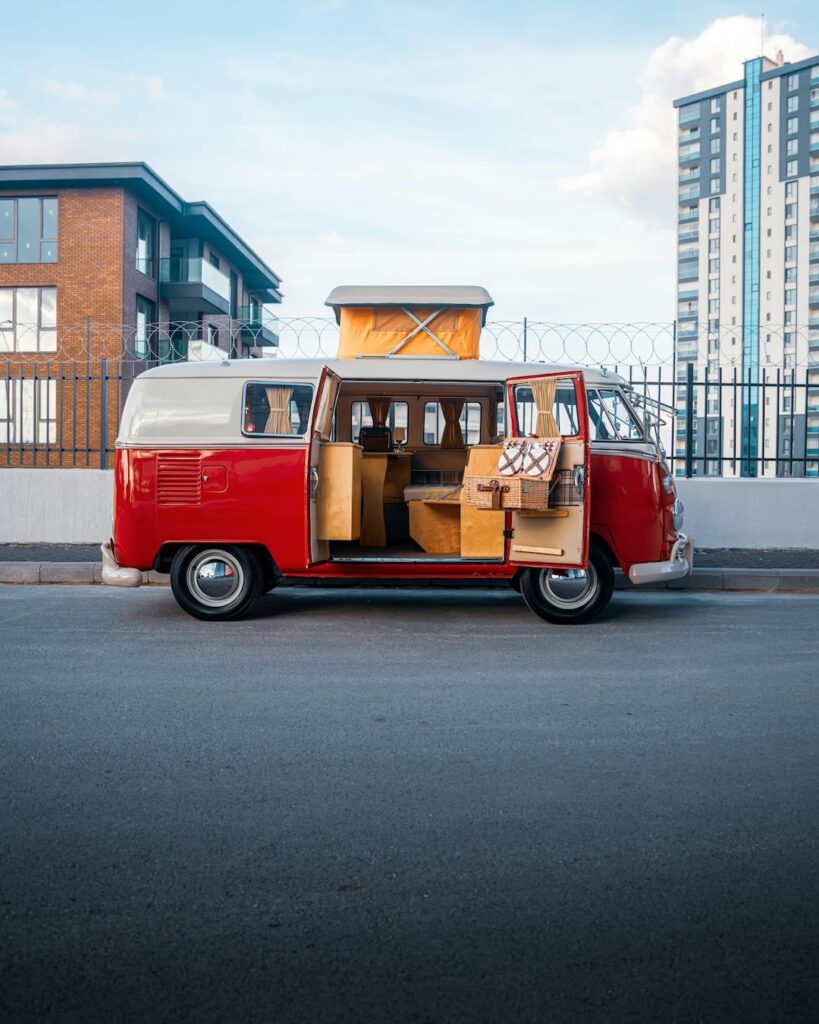 Volkswagen Transporter T1 camper roșu-alb, cu plafon extensibil și interior de camping