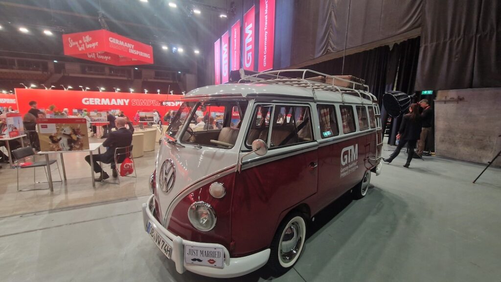 Volkswagen Transporter T1 roșu-alb expus la Germany Travel Mart 2026