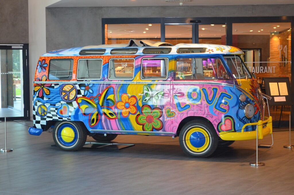 Volkswagen Transporter T1 decorat în stil hippie, cu flori, simboluri peace și mesajul Love