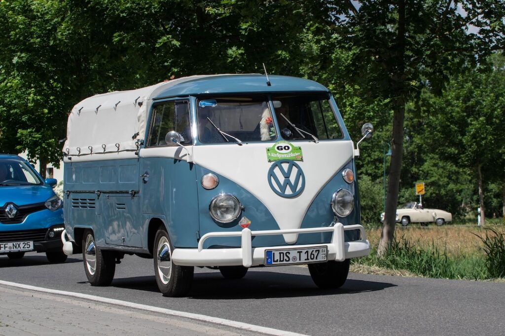 Volkswagen Transporter T1 pick-up albastru-alb circulând