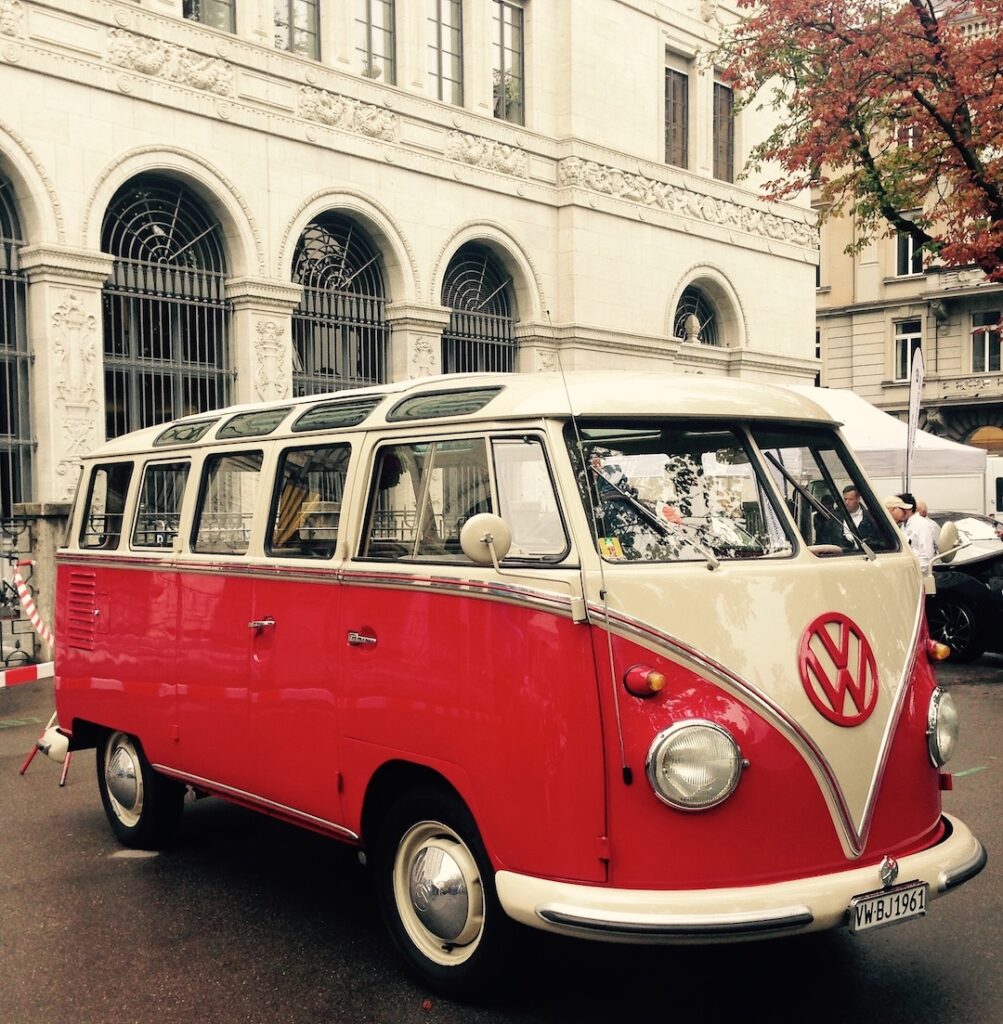 Volkswagen Transporter T1 Samba roșu-crem, cu geamuri panoramice pe plafon