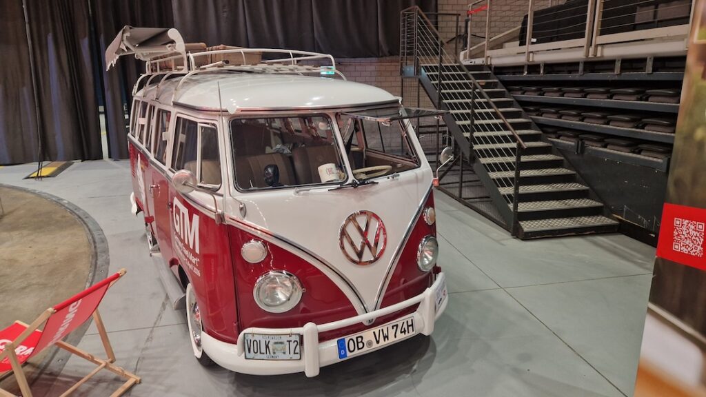 Volkswagen Transporter T1 roșu-alb văzut din lateral la Germany Travel Mart