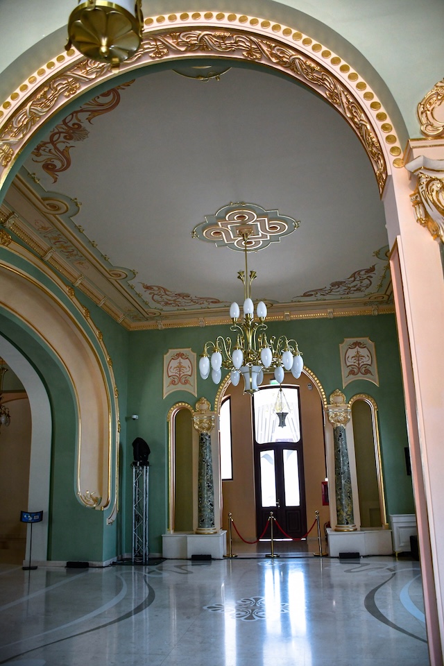 Sală interioară restaurată a Cazinoului din Constanța cu ornamente Art Nouveau