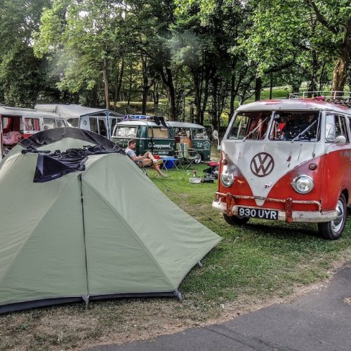 Volkswagen Transporter T1 roșu-alb într-un camping